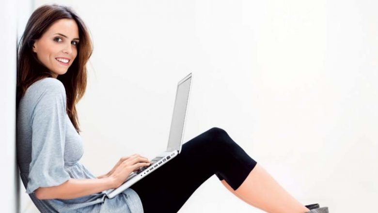 Iubirile Născute pe Internet: O Analiză a Relațiilor Digitale în Era Modernă