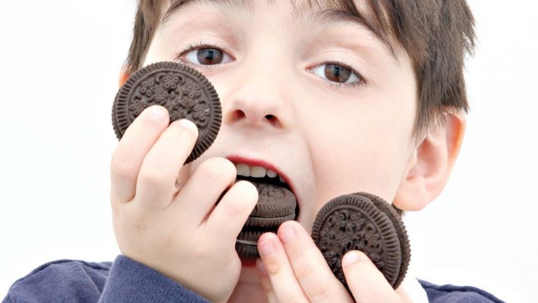 Impactul alimentației nocturne asupra sănătății: De ce ar trebui să evitați nucile și biscuiții seara