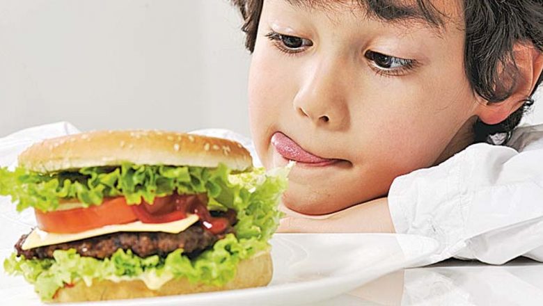 Impactul alimentației fast-food și al plasticului asupra pubertății premature la copii