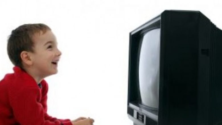 Impactul Televizorului în Camera Copiilor: O Analiză a Riscurilor de Obezitate