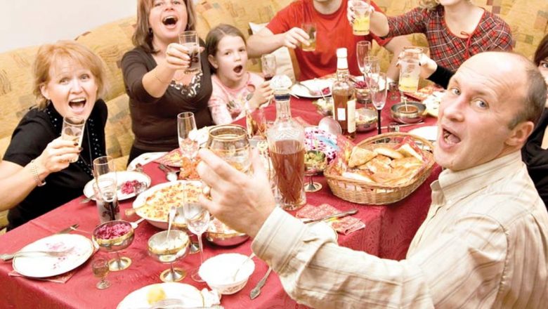 Strategii de prevenire a problemelor digestive de sărbători: Cum să te bucuri de mese fără griji
