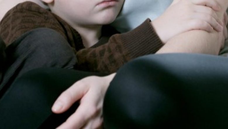 Înțelegerea timidității la copii: O problemă complexă care necesită empatie și sprijin