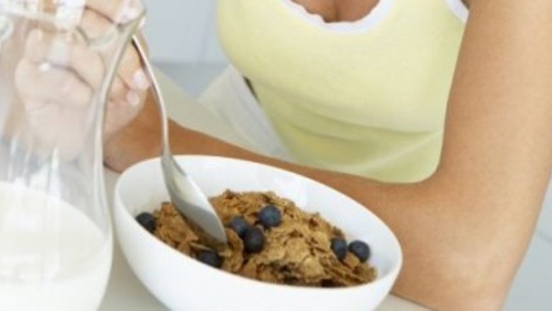 Alimentația și Insomnia: Ce Mâncăm pentru a Ne Odihni Mai Bine