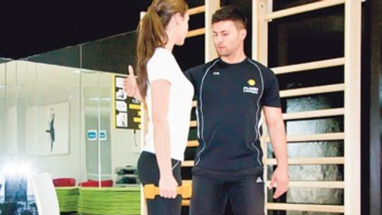 Exerciții Esențiale pentru Cei Care Petrec Mult Timp pe Scaun: Ghidul Complet pentru Menținerea Sănătății