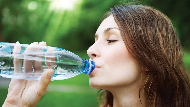 Impactul Hidratarea Asupra Stării de Spirit: Cum Apa Plată Poate Reduce Anxietatea