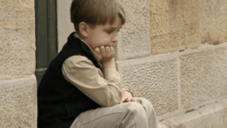 Legătura dintre traumele copilăriei și durerile cronice: O analiză detaliată a cercetărilor recente