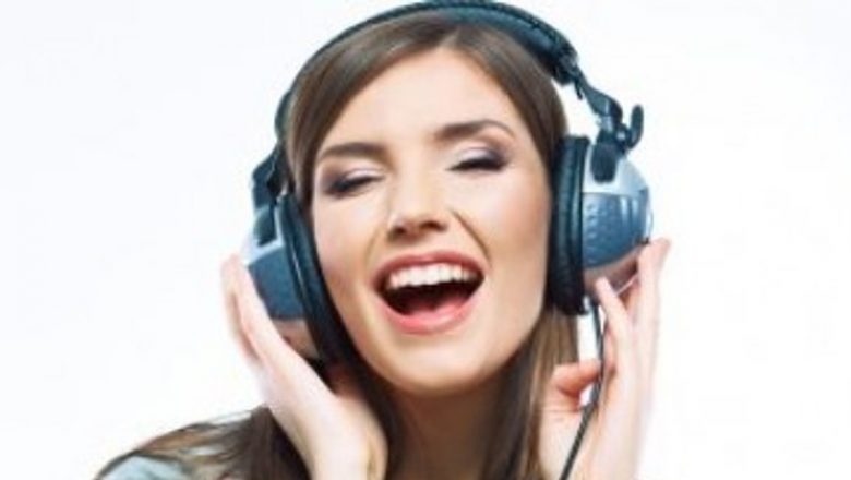 Riscurile ascultării muzicii la volum ridicat: Impactul asupra sănătății auditive a tinerilor