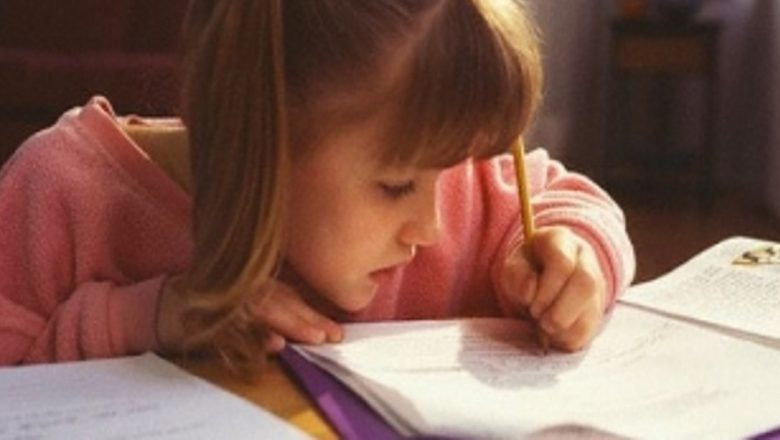 Copiii stângaci și provocările unei lumi dreptace: O analiză detaliată