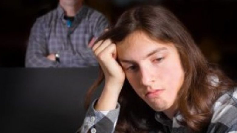 Navigând prin tumultul emoțiilor adolescentine: O privire detaliată asupra impactului familial și social