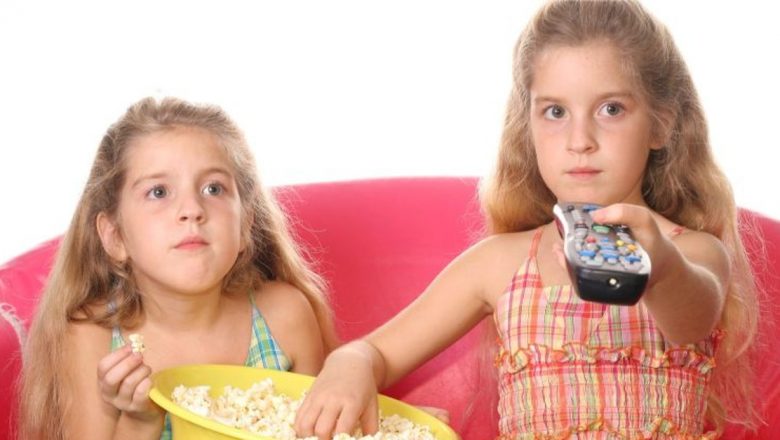 Impactul timpului petrecut la televizor asupra somnului copiilor: O analiză detaliată