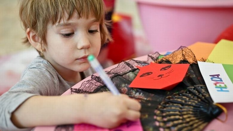 Cum să Stimulezi Creativitatea Copilului Tău de 3 Ani prin Activități Creative