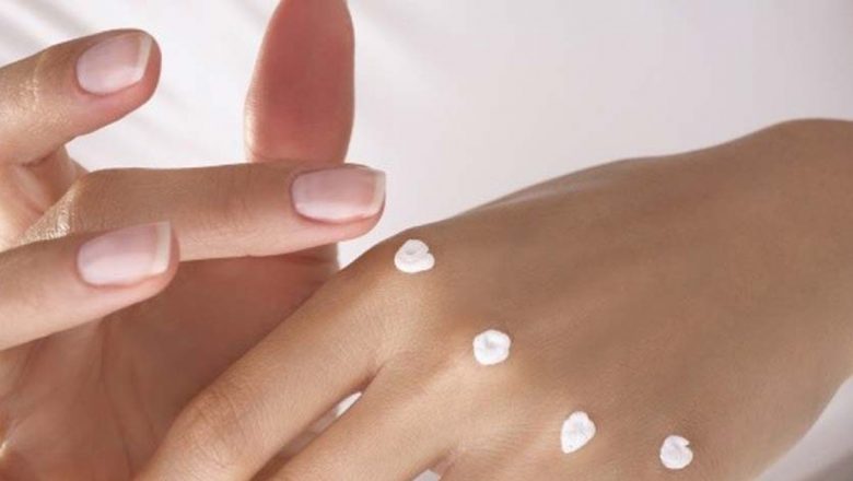 Remedii Naturiste pentru Pielea Uscată a Mâinilor: O Analiză Detaliată
