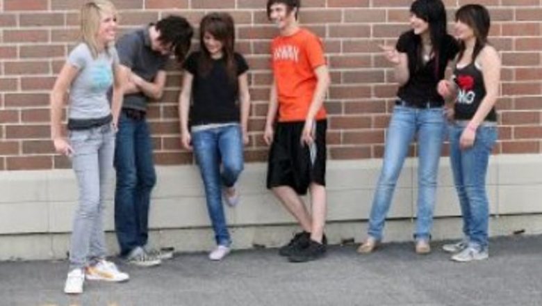 Provocările Adolescenței: Cum Anturajul și Comunicarea Pot Modela Viitorul Tinerilor