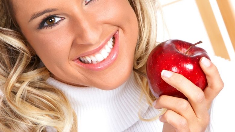 Ghid Complet pentru un Zâmbet Strălucitor: Alimentația și Obiceiuri Esențiale
