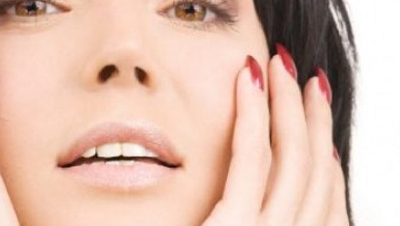 Româncele și Fascinația pentru Chirurgia Estetică: O Privire Detaliată asupra Trendurilor și Implicațiilor Sociale