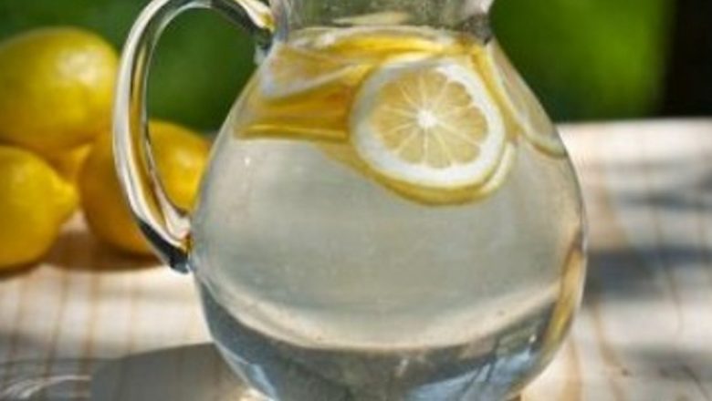 Aprofundarea beneficiilor apei cu lămâie: un elixir pentru sănătate și vitalitate