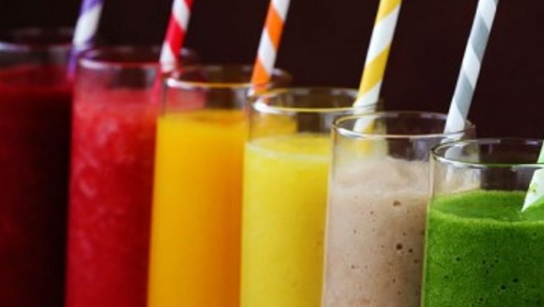 Revitalizează-ți sănătatea cu 3 sucuri nutritive: Beneficiile smoothie-urilor de banane, merişoare și fructe de pădure