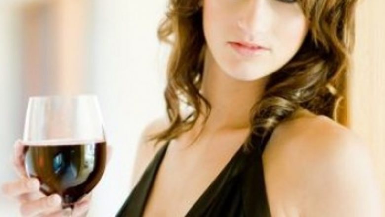 Beneficiile Vinului Roșu: O Apărare Naturală Împotriva Bolilor Oculare și Nu Numai