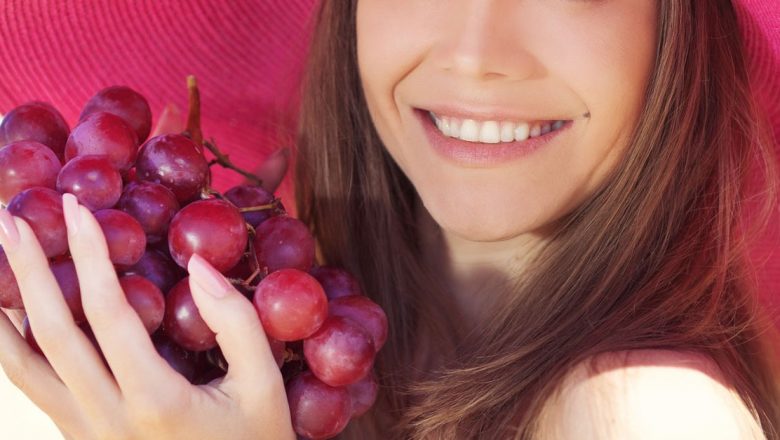 Fructele Întunecate: O Apărare Naturală Împotriva Razelor UV