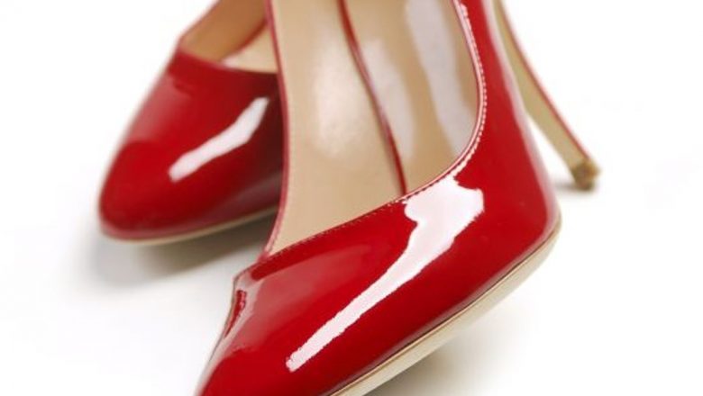 Tocurile înalte: Eleganță sau pericol pentru sănătate?