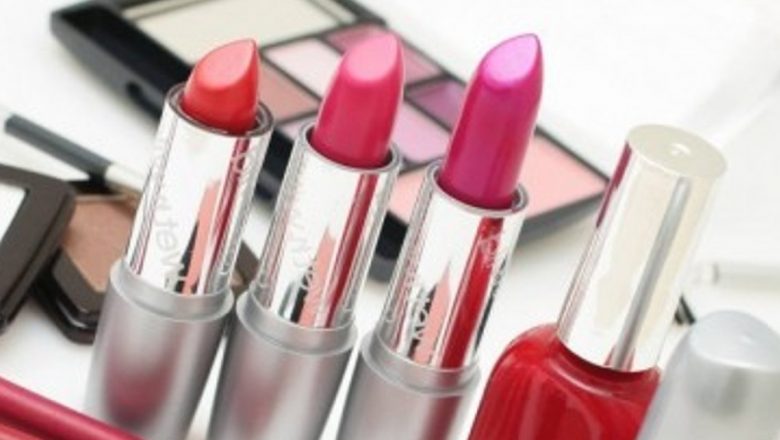 Produse cosmetice și sarcină: riscuri și precauții esențiale pentru mămicile în devenire