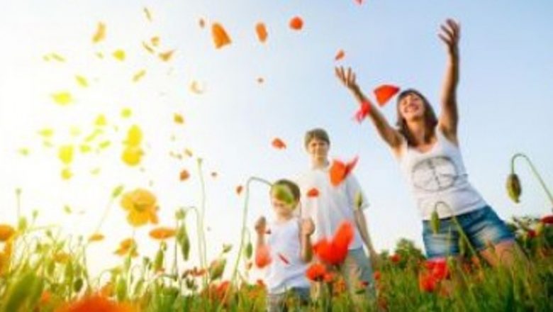 Impactul Veseliei și Altruismului Asupra Sănătății: O Analiză Profundă a Studiilor Recent Efectuate
