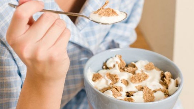 Cum influențează alimentația calitatea somnului: Alimentele care te pot ajuta să dormi mai bine