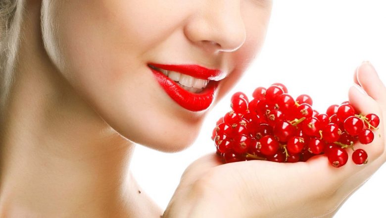 Fructele roșii și alimentele care ne ajută să păcălim timpul: 10 superalimente pentru o tinerețe durabilă