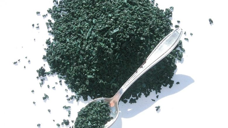 Beneficiile Spirulinei în Combaterea Grăsimii Abdominale: O Analiză Detaliată
