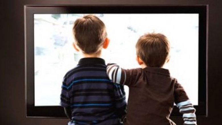 Impactul Televizorului și al Calculatoarelor Asupra Sănătății Copiilor: O Analiză Detaliată