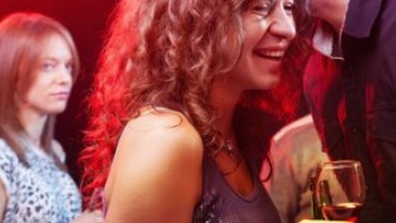 De ce bărbații caută atenția altor femei: cauze și implicații psihologice