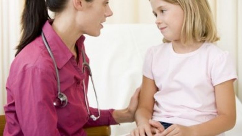 Cum să gestionezi teama de doctor a copilului: Ghid complet pentru părinți