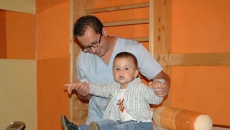 Importanța Kinetoterapiei pentru Bebeluși: Exerciții și Beneficii Esențiale