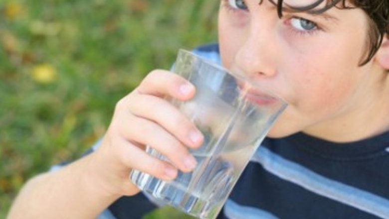 Hidratarea Corectă în Sezonul Cald: Ghid Complet pentru O Vară Sănătoasă