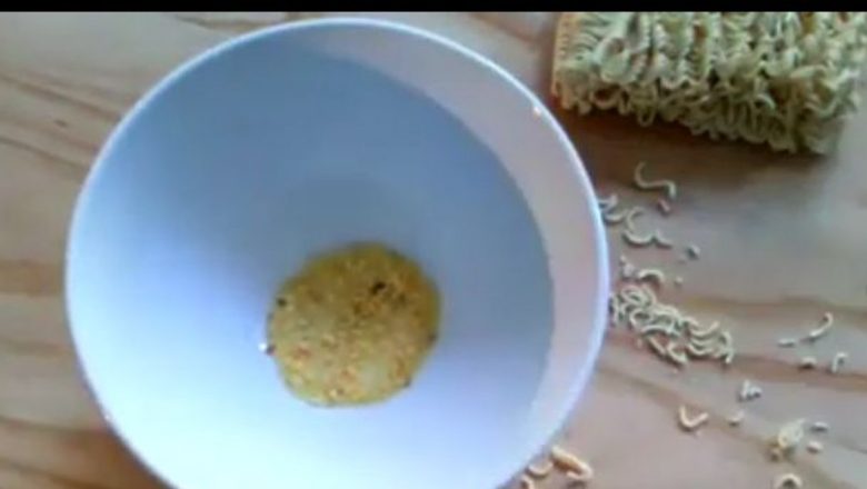 Pericolele ascunse ale tăițeilor instant: Ce ar trebui să știm înainte de a-i consuma