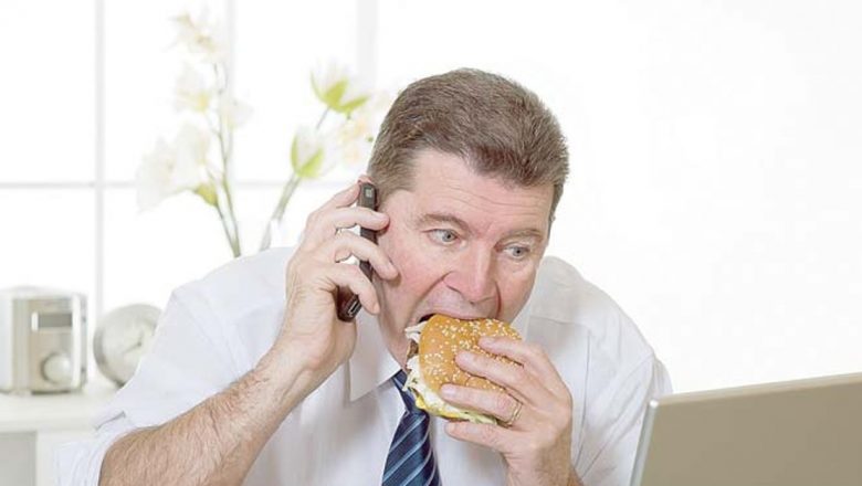 Ce alimente să eviți la birou: Ghidul bunelor maniere culinare la locul de muncă