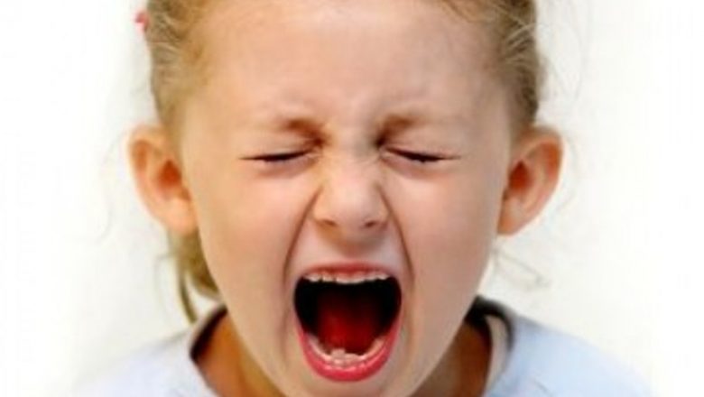 Impactul divorțului asupra copiilor: Greșelile frecvente ale părinților divorțați și cum să le evităm
