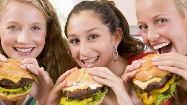 Bomba cu ceas din hamburgeri și mititei: Avertizări de la specialiști despre riscurile cărnii tocate