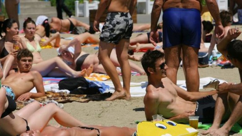 Ghidul Complet pentru o Zi de Vară la Plajă: Sănătate și Distracție în Siguranță