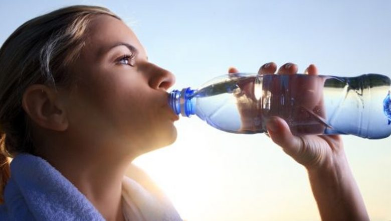 Riscurile ascunse ale sticlelor din plastic: Ce chimicale conțin și cum ne afectează sănătatea
