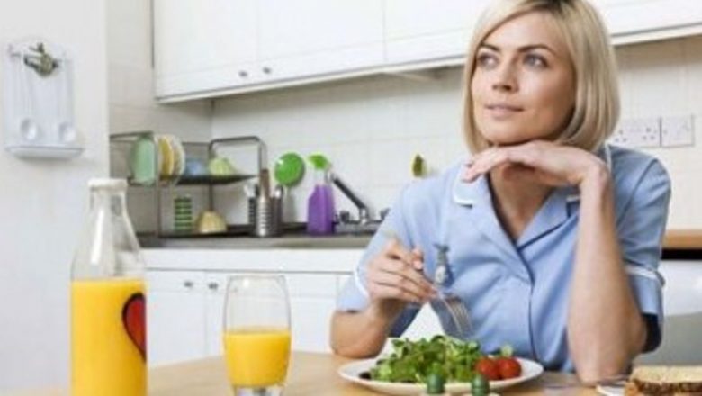Impactul traiului singur asupra alimentației: O analiză detaliată a obiceiurilor alimentare nesănătoase