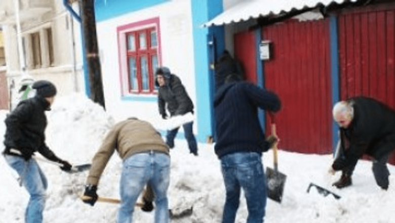 Ghidul ortopezilor: Cum să deszăpezim în siguranță pentru a evita durerile de spate