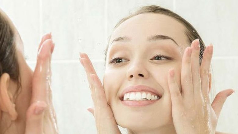 Ghid complet pentru hidratarea pielii uscate: Alimente și remedii naturale