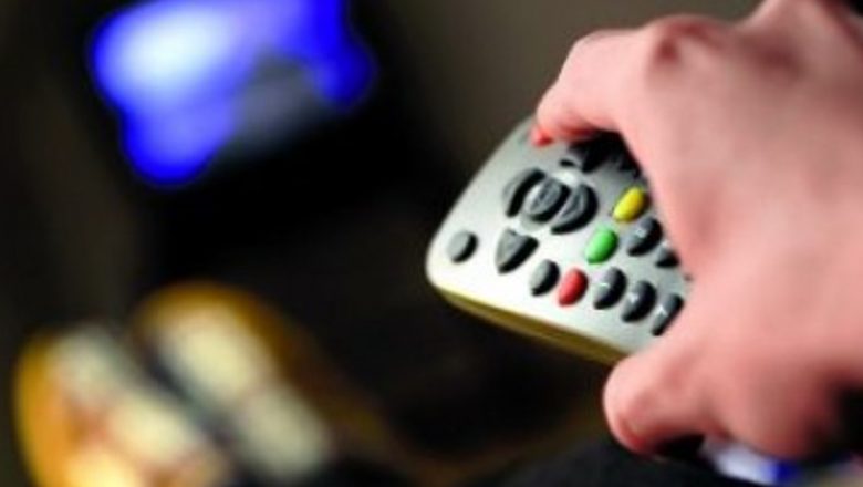 Dependenta de Televizor: O Analiză Profundă asupra Obiceiurilor și Implicatiilor Sociale