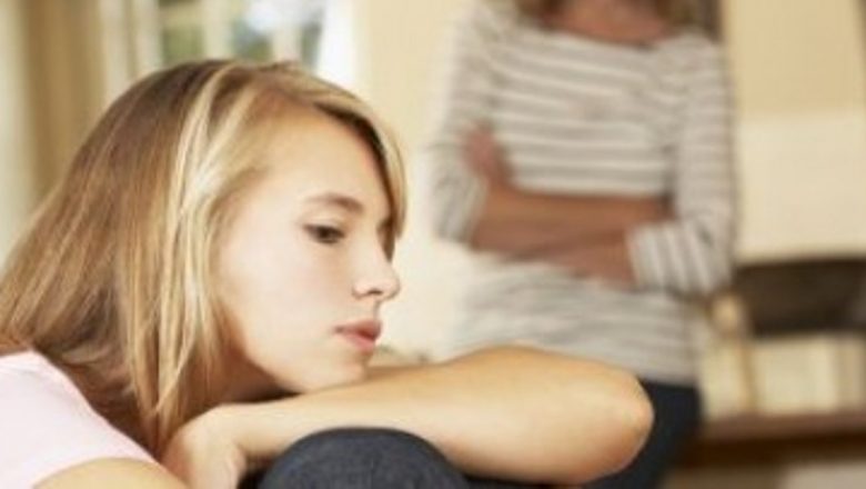 Dialogul Deschis cu Adolescenții despre Droguri: Cum să Abordăm o Problemă Delicată