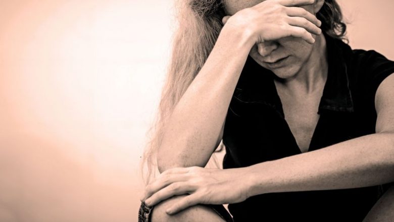 Înțelegerea psihozei postpartum: simptome, cauze și implicații asupra legăturii mamă-copil
