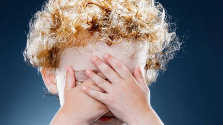 Cum să Îți Sprijini Copilul în Combaterea Timidității: O Abordare Comprehensivă
