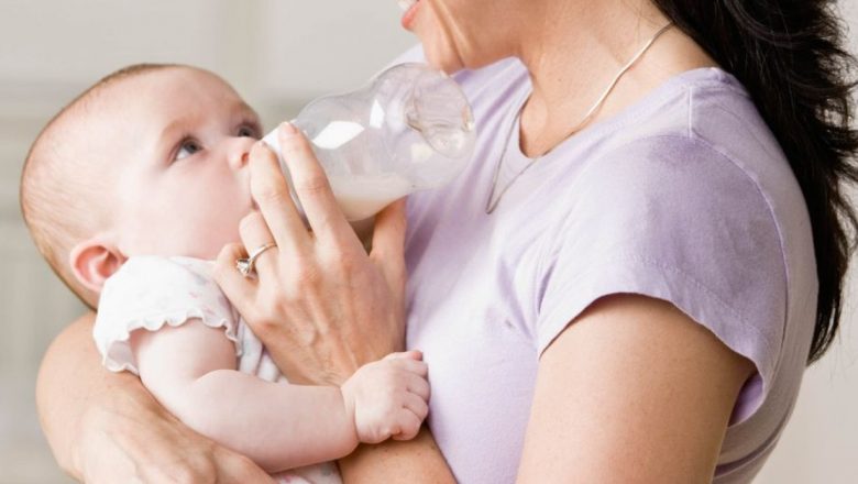 Cum să intervenim eficient în caz de înec la bebeluși: Ghidul complet al manevrei Heimlich și măsurile preventive