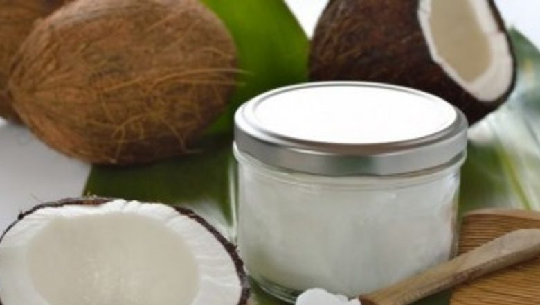 Cocosul: Elixirul de Frumusețe și Sănătate – Beneficiile Uleiului și Apei de Cocos