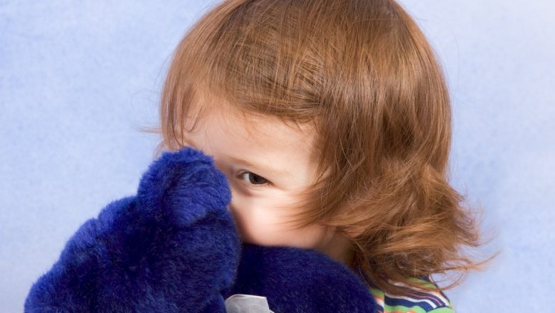 Timiditatea la copii: Cum să sprijinim dezvoltarea socială a celor mici